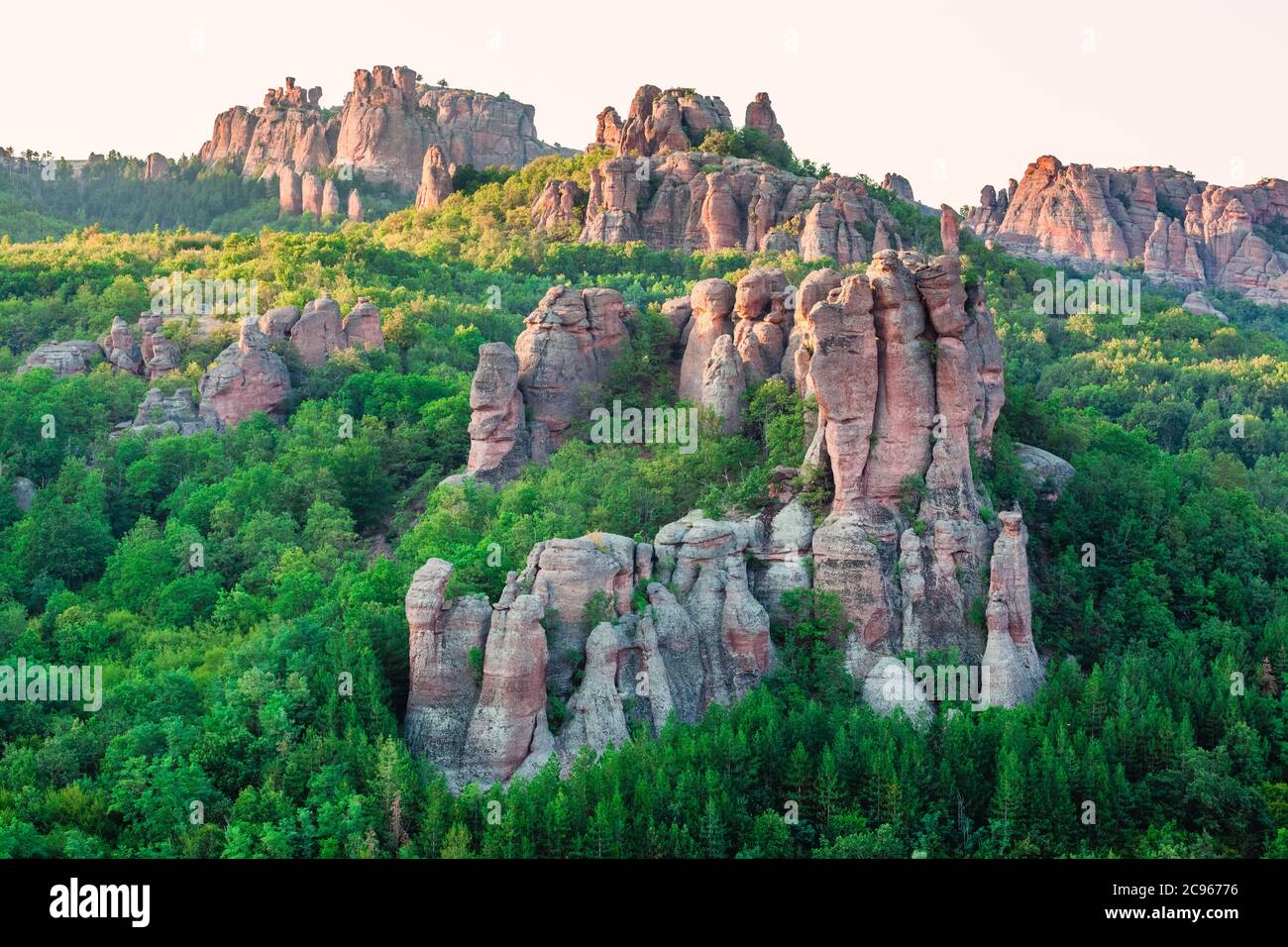 Die Belogradchik Felsen bei Sonnenuntergang - natürliches Wahrzeichen in der Gegend von Belogradchik, Balkangebirge, Nordwesten Bulgariens Stockfoto