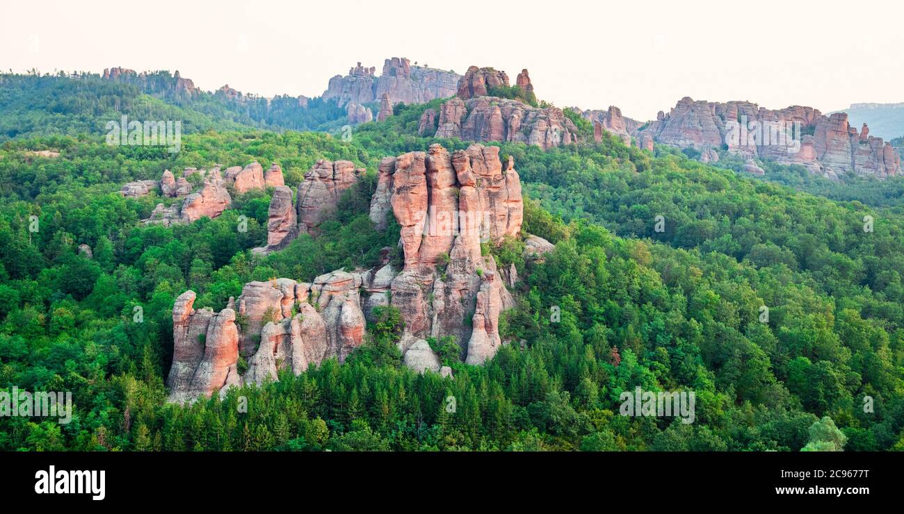 Ein Panoramablick auf die Belogradchik Felsen - natürliche Wahrzeichen in der Gegend von Belogradchik, Balkan-Gebirge, Nordwesten Bulgariens Stockfoto