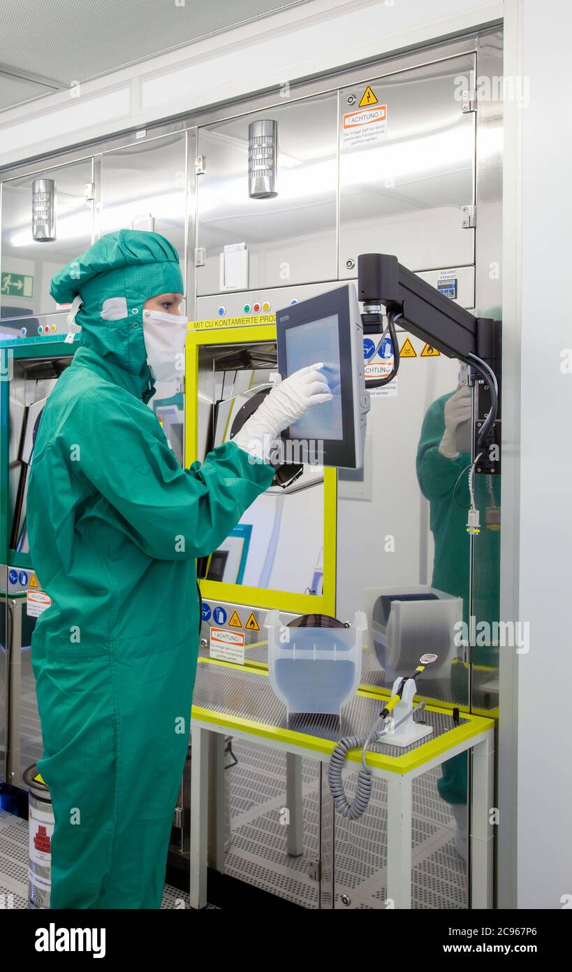 Duisburg, Nordrhein-Westfalen, Deutschland - Hochtechnologie im Ruhrgebiet. Im Reinraum des Fraunhofer-Instituts arbeitet ein Mikrotechnologe Stockfoto