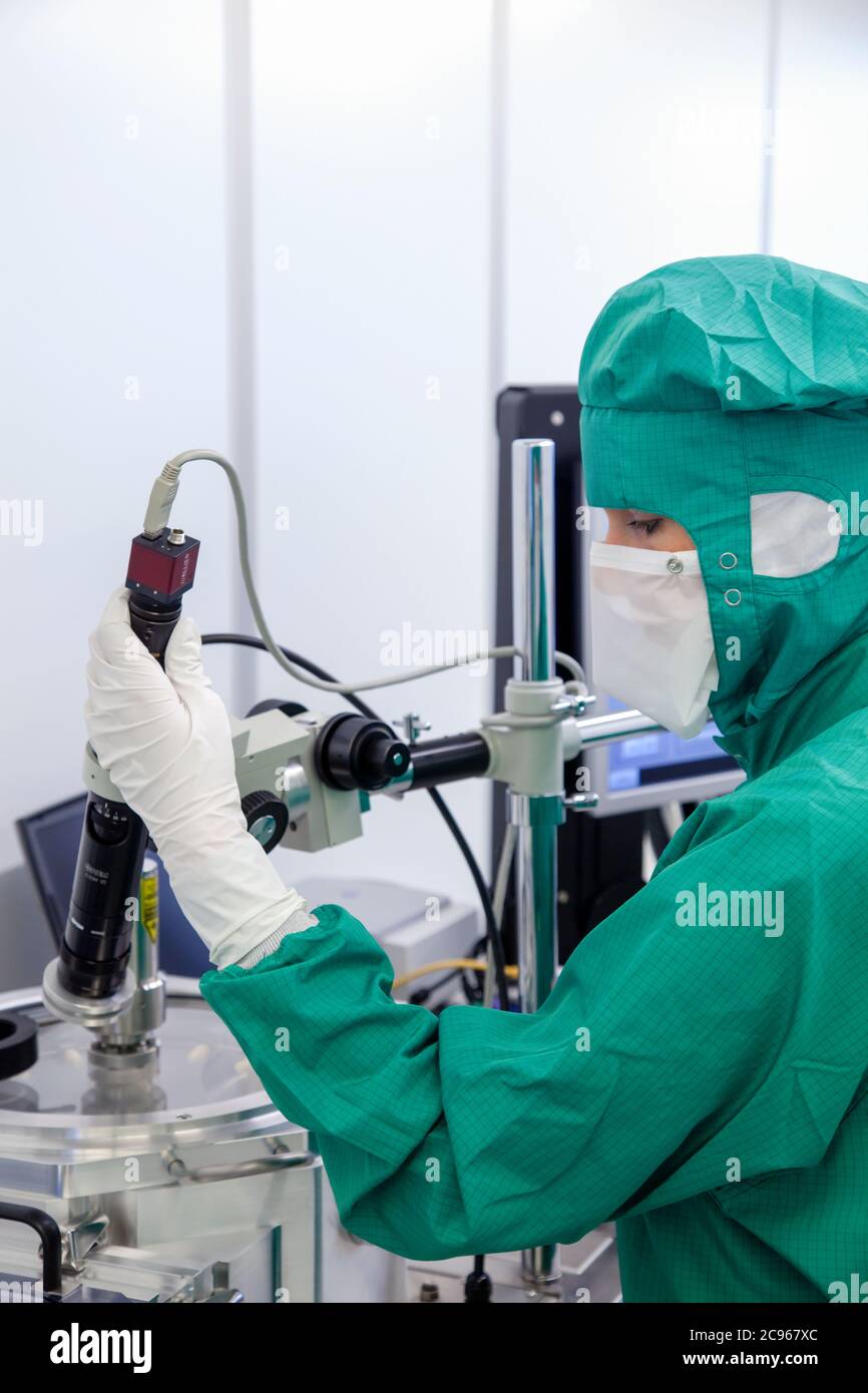 Duisburg, Nordrhein-Westfalen, Deutschland - Hochtechnologie im Ruhrgebiet. Im Reinraum des Fraunhofer-Instituts arbeitet ein Mikrotechnologe Stockfoto