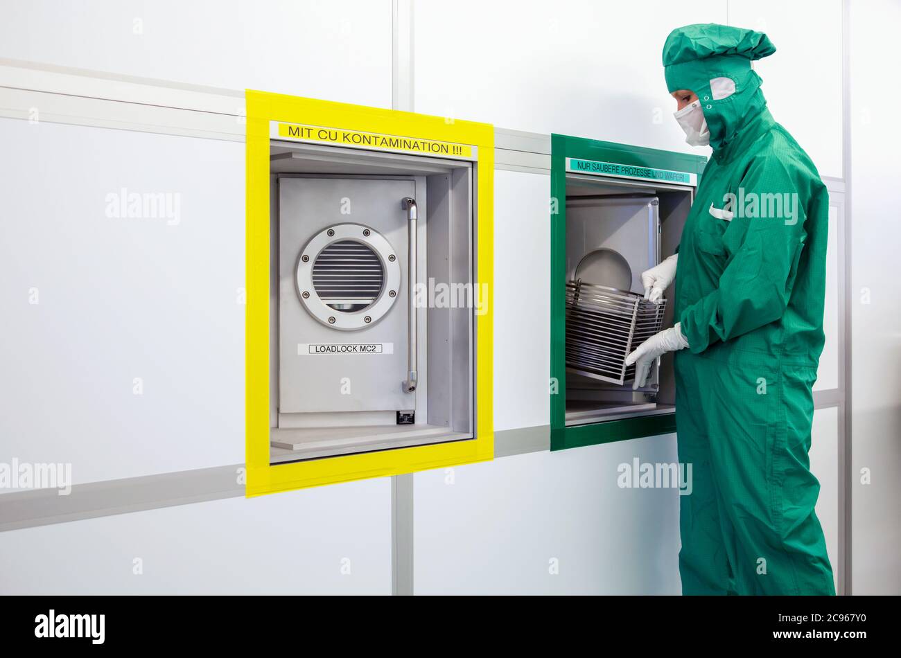 Duisburg, Nordrhein-Westfalen, Deutschland - Hochtechnologie im Ruhrgebiet. Im Reinraum des Fraunhofer-Instituts arbeitet ein Mikrotechnologe Stockfoto