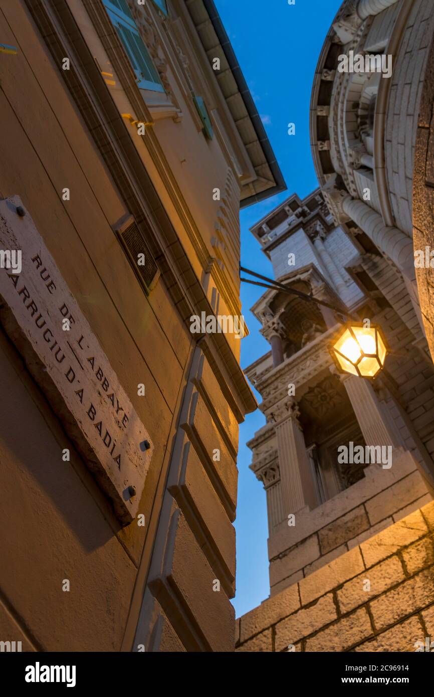 Schmale Seitenstraße in der Altstadt, Monaco, Cote d'Azur, Europa Stockfoto
