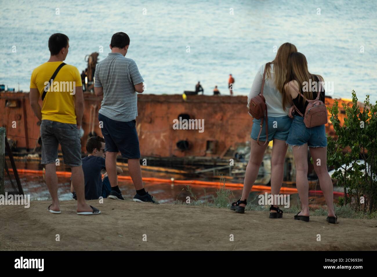 Die Einheimischen beobachten die Bergung von Schiffbruch in Odessa Ukraine. Stockfoto