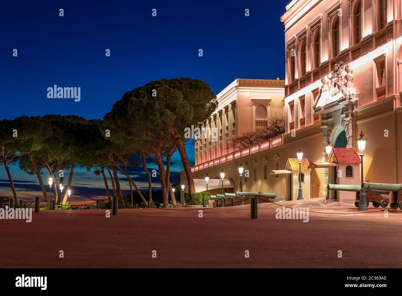 Beleuchteter Prinzenpalast in der Abenddämmerung, Monaco, Cote d'Azur, Europa Stockfoto