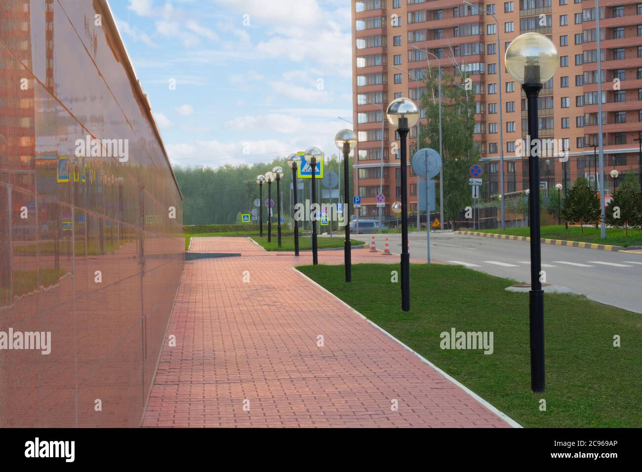 Leere Stadtstraße mit Blick auf den Wald. Stockfoto