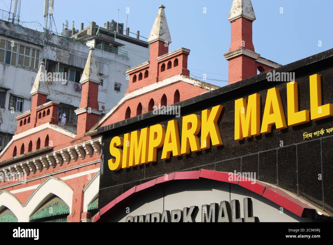 Kolkata, Westbengalen/Indien - 29. Dezember 2019: Beschnittene und teilweise Ansicht der berühmten 'Simpark Mall', Esplanade, Dharmatala, Kolkata. Stockfoto