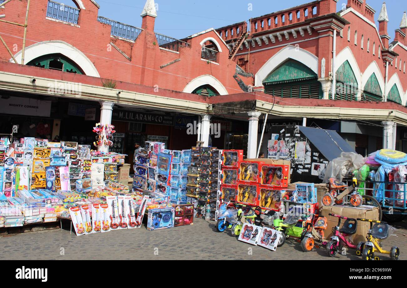 Kolkata, Westbengalen/Indien - 29. Dezember 2019: Offener Spielzeugladen für Kinder mit farbenfroher Spielzeugkiste vor 'S. S. Hogg Market' an der Esplanade, Kolkata 700069 Stockfoto