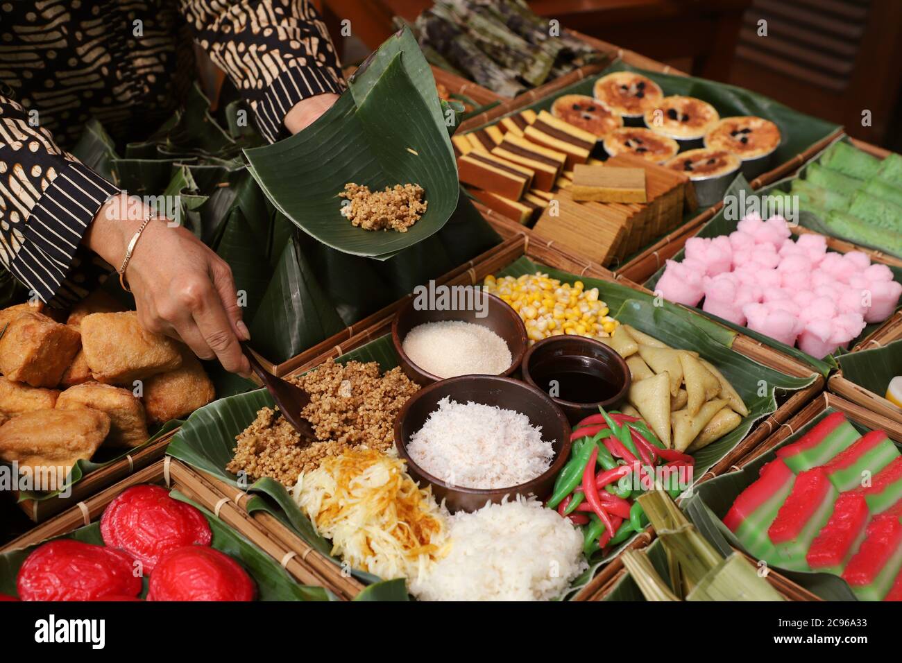 Lenjongan, Javanische traditionelle Snacks werden häufig auf Bamboo Trays verkauft Stockfoto