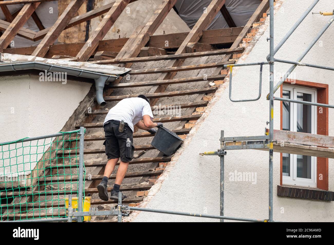 Dachdecker bei der Arbeit auf dem Dachstuhl Stockfoto