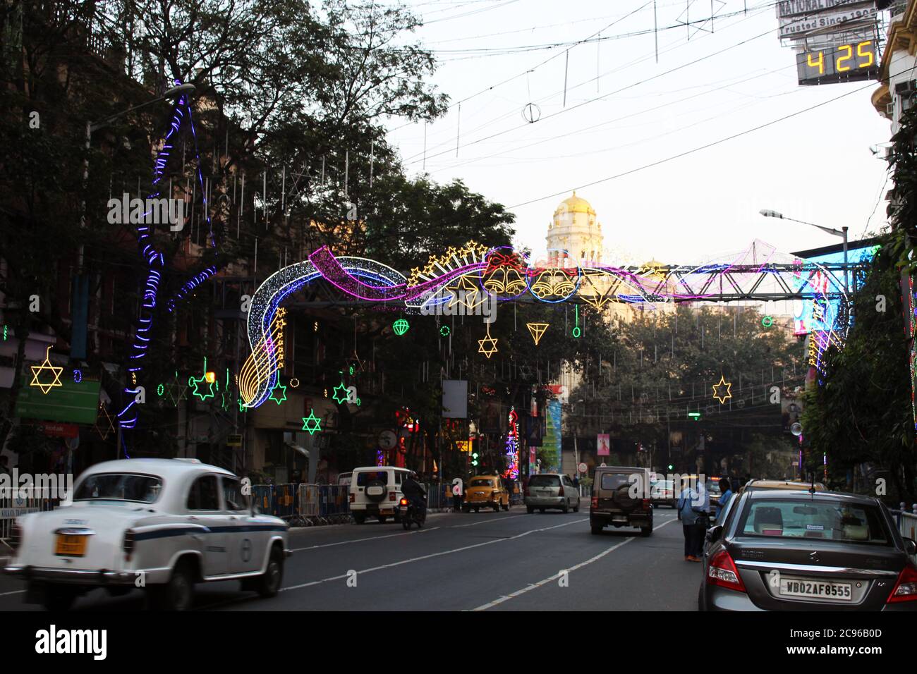 Kolkata, Westbengalen/Indien - 29. Dezember 2019: Weihnachtsbeleuchtung und Dekoration in der Nacht, in der Park Street, Kolkata. Stockfoto