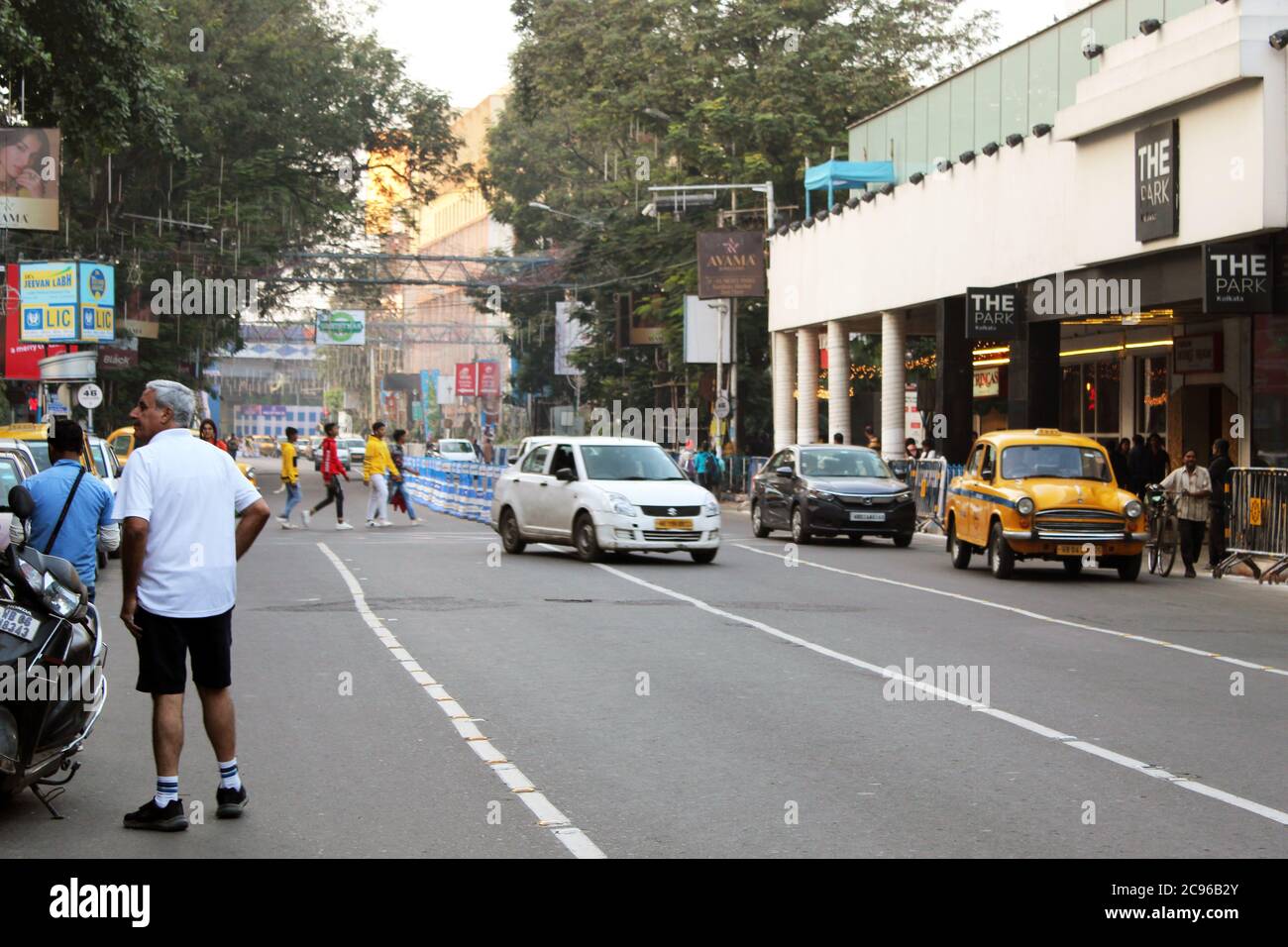 Kolkata, West Bengalen / Indien - 29. Dezember 2019: High Road, Menschenmenge und Straße Seite Fahrzeug Parkplatz Ansicht, in Park Street, Kolkata. Stockfoto