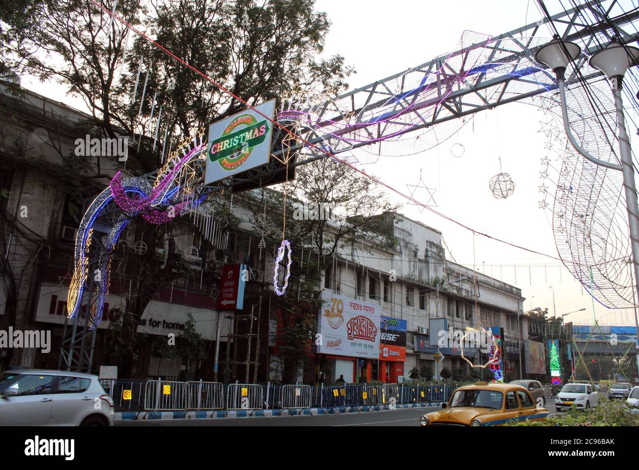 Kolkata, Westbengalen/Indien - 29. Dezember 2019: Weihnachtsbeleuchtung und Dekoration, in der Park Street, Kolkata. Stockfoto