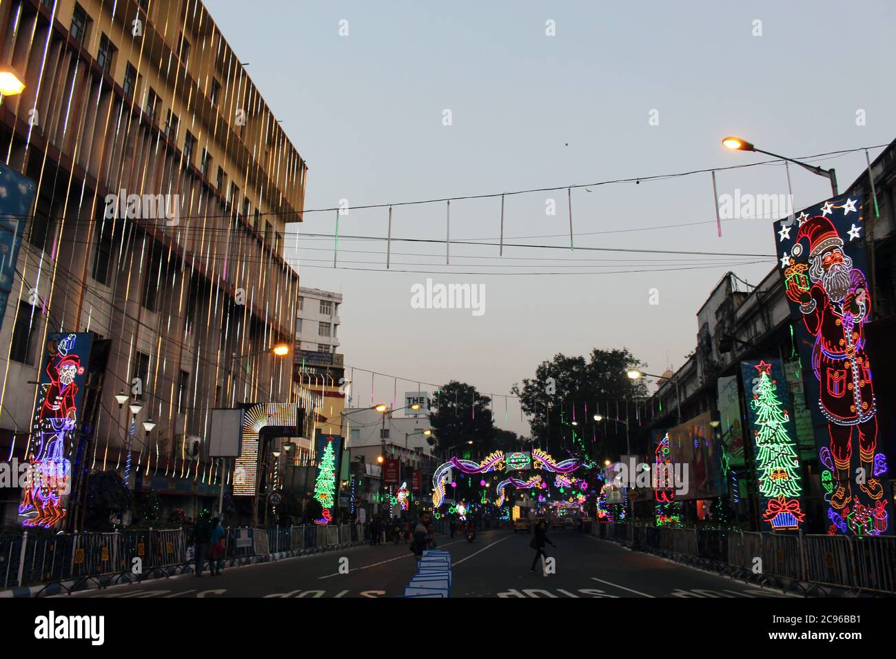 Kolkata, Westbengalen/Indien - 29. Dezember 2019: Weihnachtsbeleuchtung und Dekoration in der Nacht, in der Park Street, Kolkata. Stockfoto