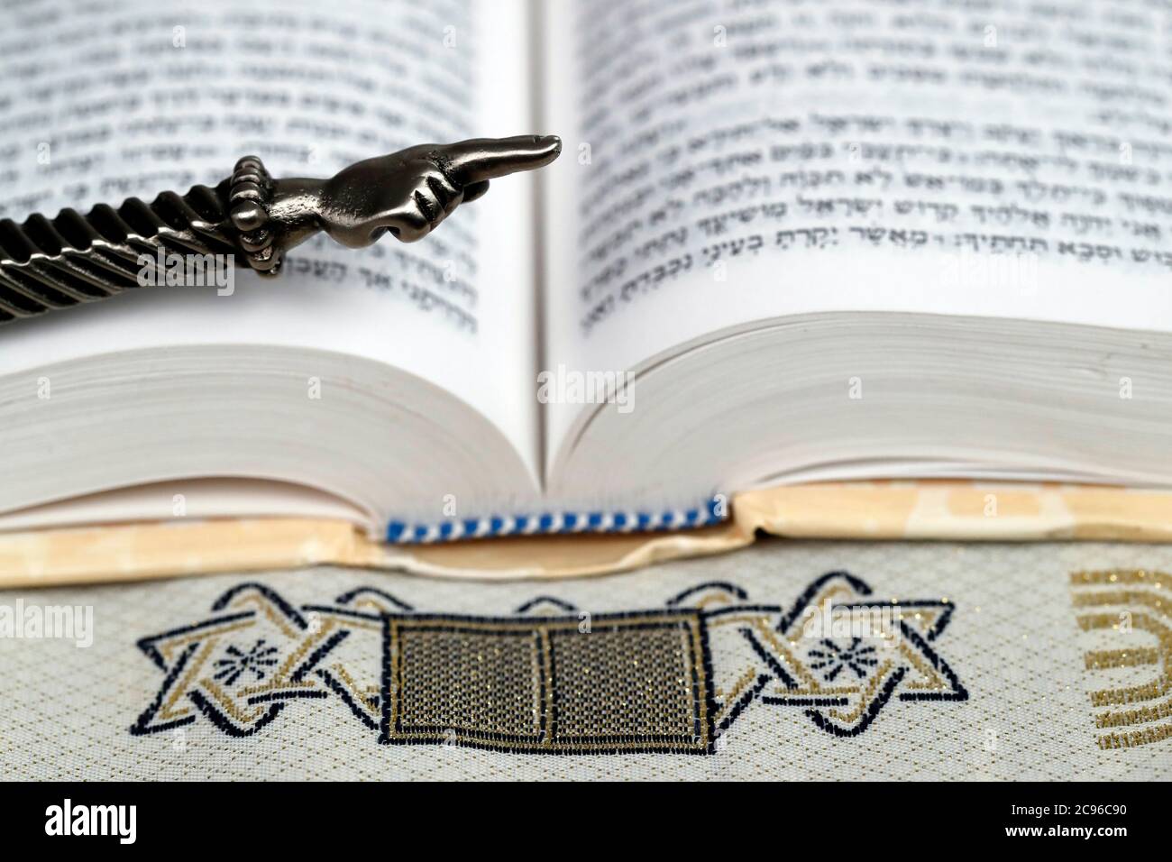 Ein silberner Yad jüdischer ritueller Zeiger auf eine Tora. Frankreich. Stockfoto