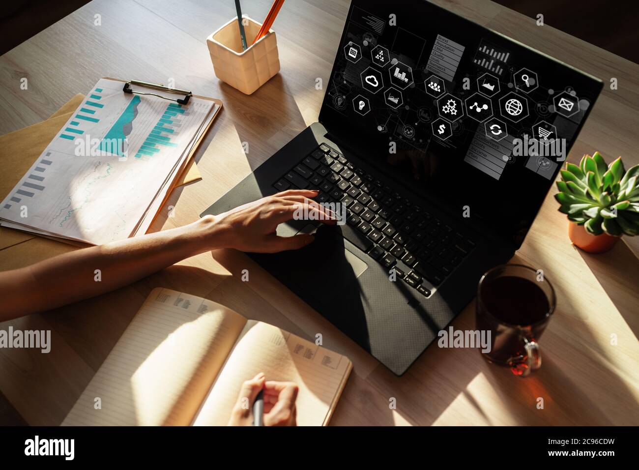 Geschäfts- und Technologiekonzept. Virtuelles Bedienfeld auf dem Gerätebildschirm Stockfoto