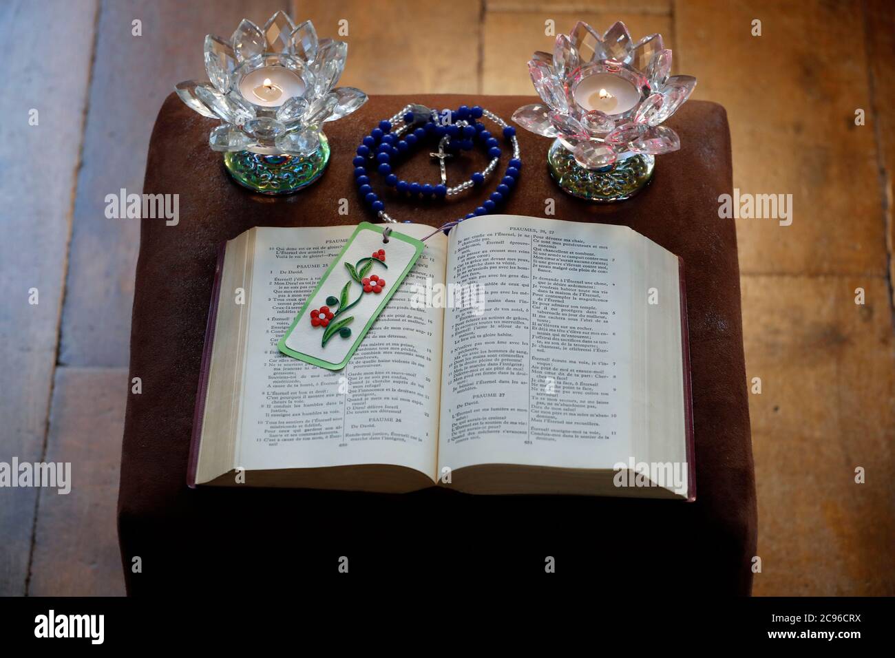 Coronavirus-Epidemie (COVID-19). Altar zu Hause mit bibel zum Beten. Frankreich. Stockfoto
