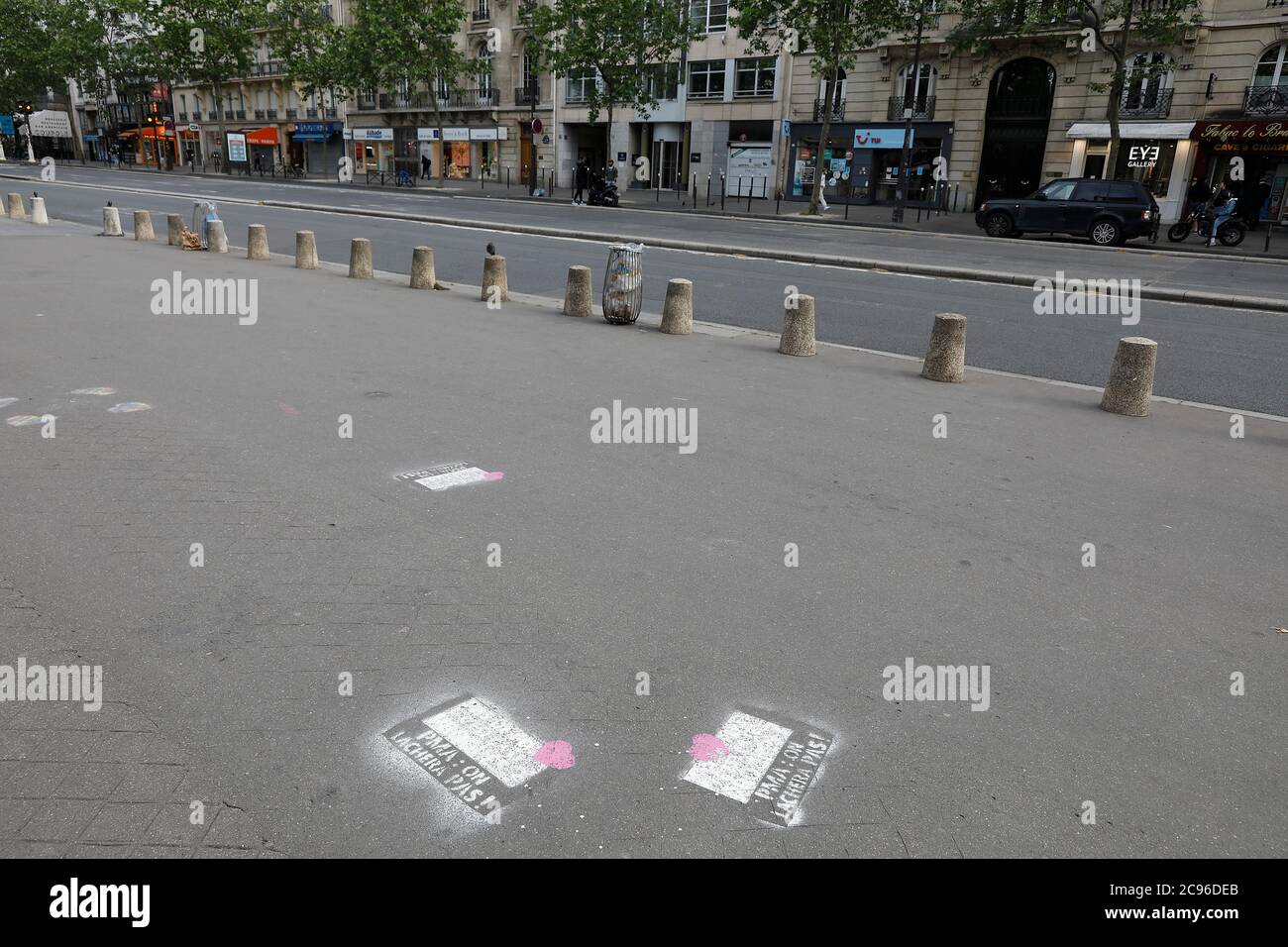 Anti-ART (assistierte Reproduktionstechnologie) Graffiti vor einer Kirche in Paris, Frankreich. Stockfoto