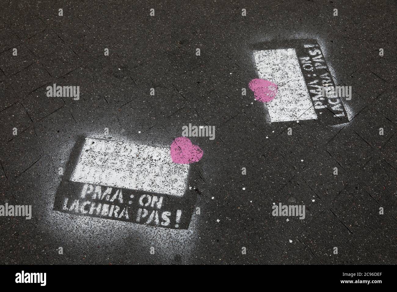 Anti-ART (assistierte Reproduktionstechnologie) Graffiti vor einer Kirche in Paris, Frankreich. Stockfoto