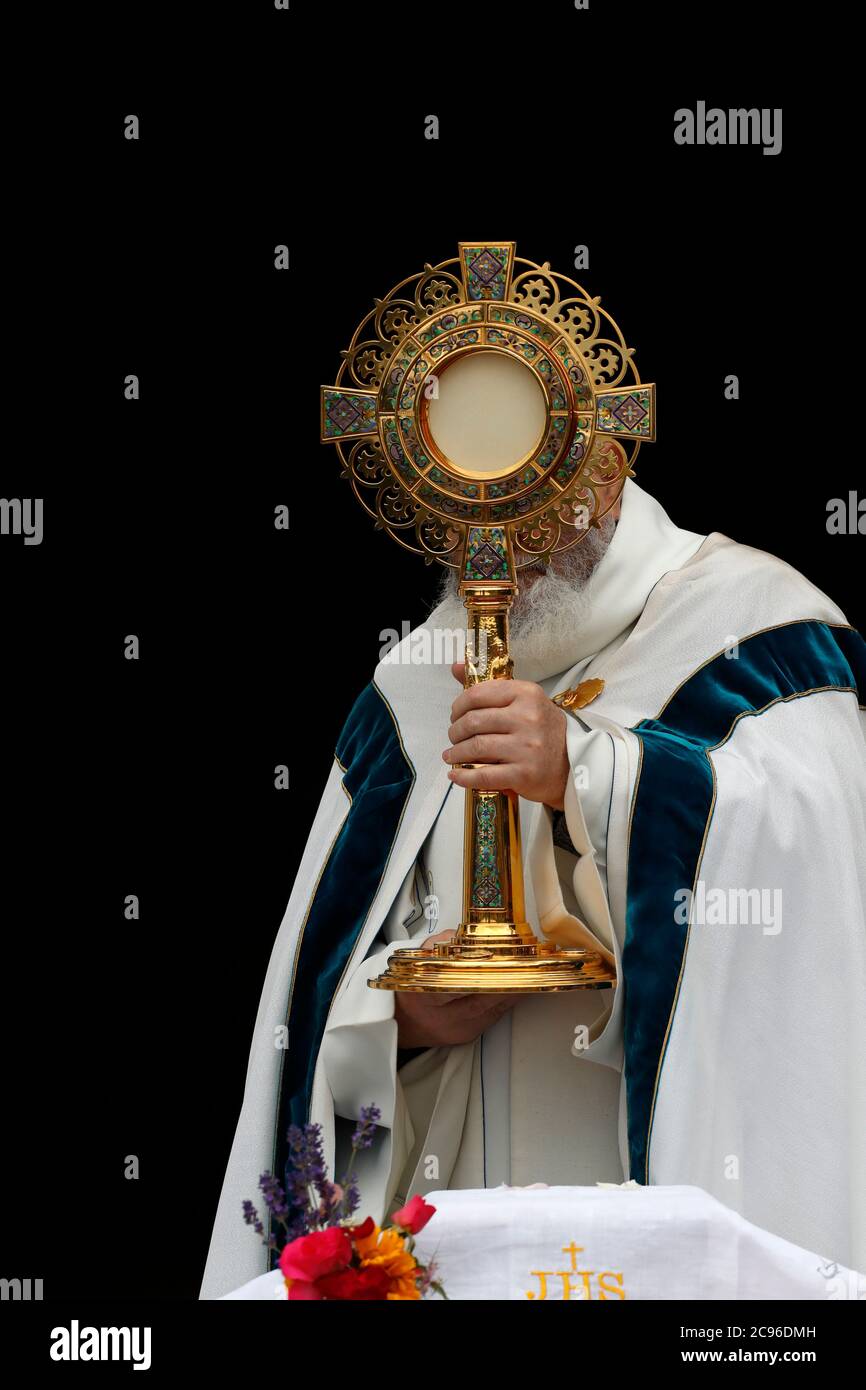 Fronleichnam oder Fest des Allerheiligsten Sakraments. Eucharistische Anbetung. La Roche sur Foron. Frankreich. Stockfoto