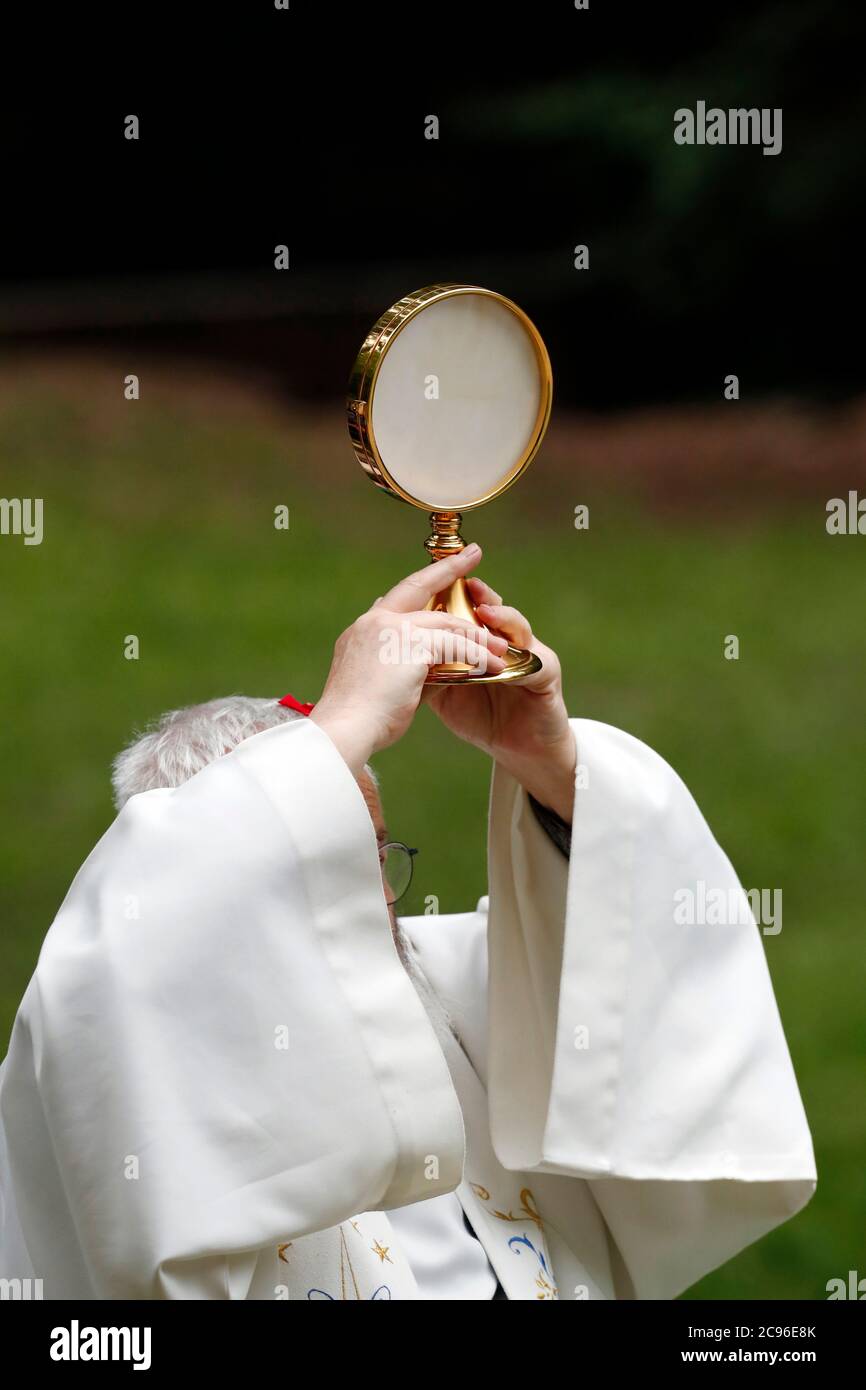 Fronleichnam oder Fest des Allerheiligsten Sakraments. La Roche sur Foron. Frankreich. Stockfoto