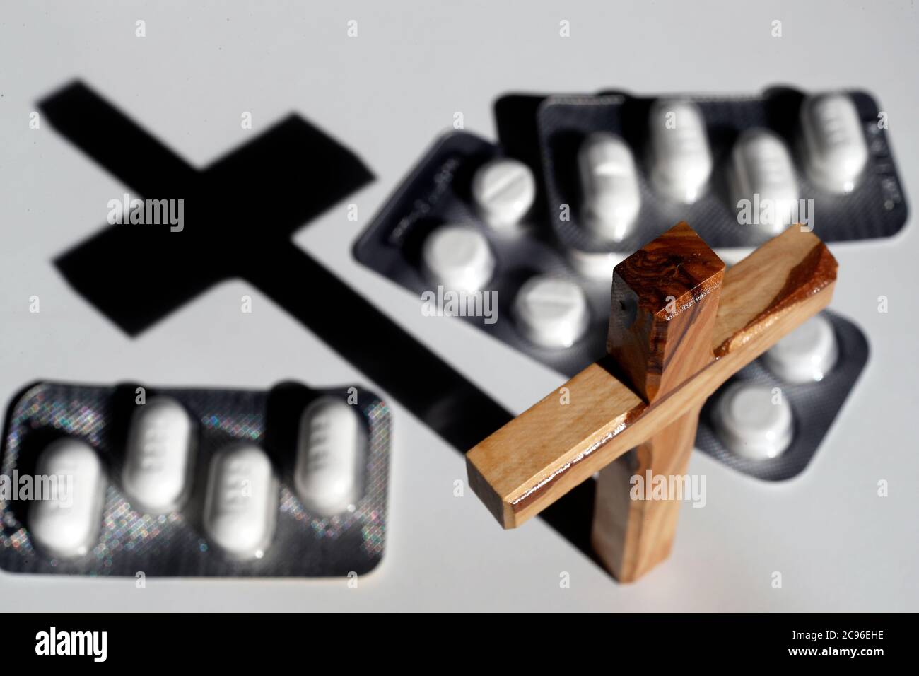 Coronavirus-Epidemie (COVID-19). Christen stellen sich dem Virus. Medizinische Behandlungen. Frankreich. Stockfoto