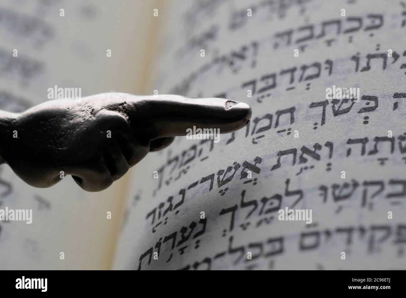 Ein silberner Yad jüdischer ritueller Zeiger auf eine Tora. Frankreich. Stockfoto