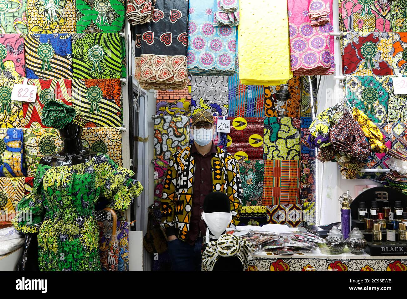 Ladenbesitzer in la Goutte d'Or, Paris, Frankreich während der Sperre. Stockfoto