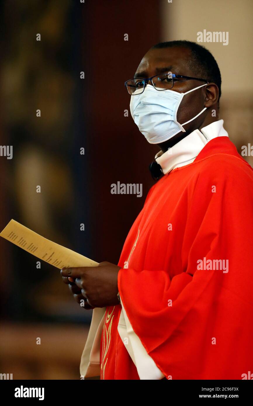 Coronvarius epidemic (Covid-19). Feier der Pfingstmesse nach der Aussperrung. Entfernungsmessung. Basilika San Joseph des Fins. Annecy. Fran Stockfoto