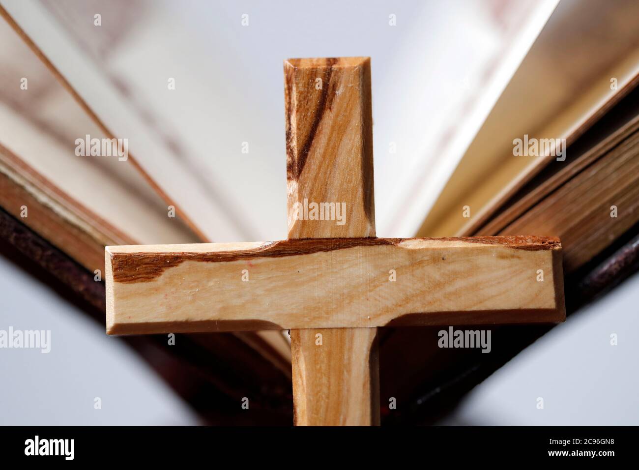 Holzkreuz auf einer offenen bibel. Frankreich. Stockfoto