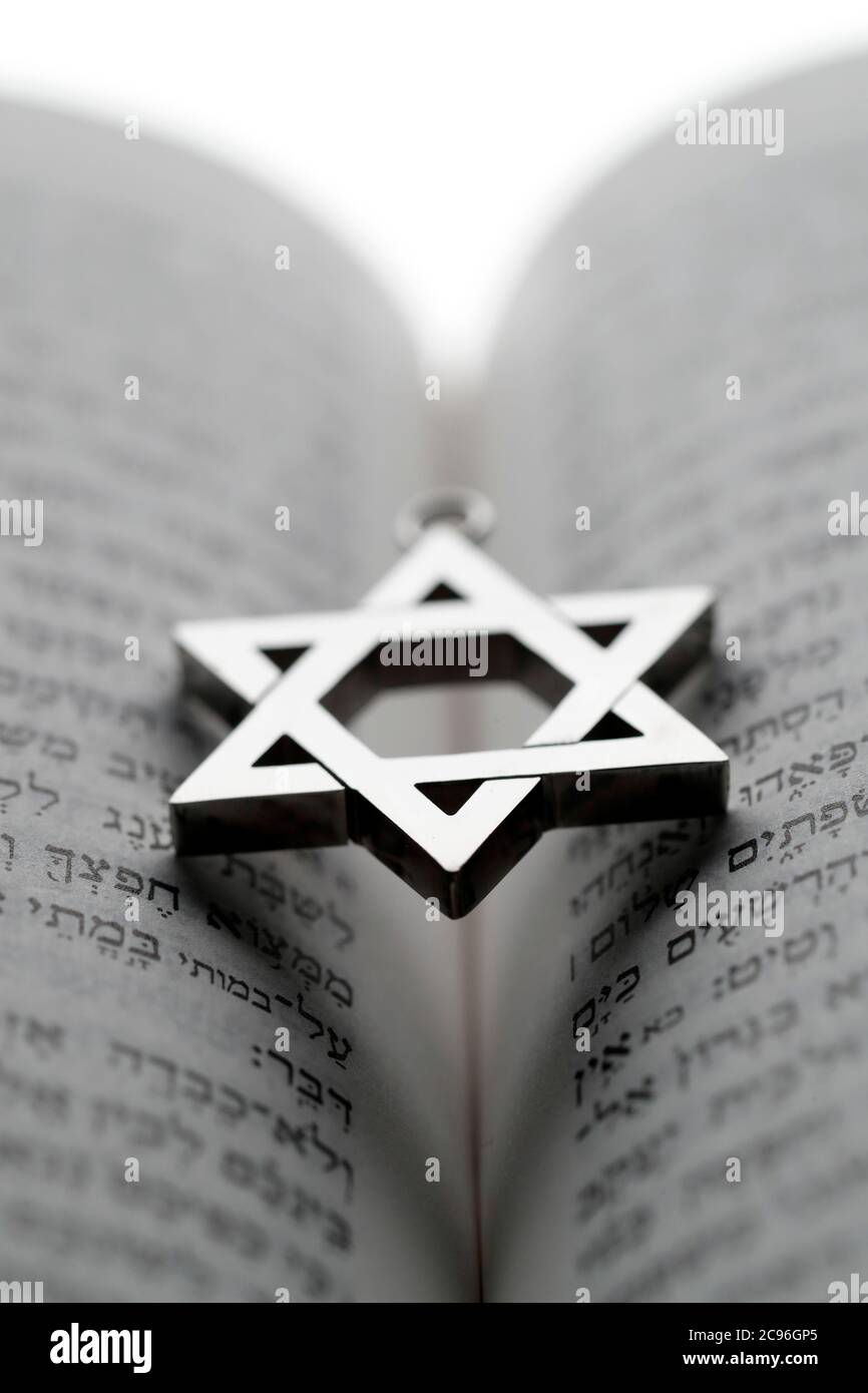 Jüdischer Star oder Davidstern auf einer Tora. Frankreich. Stockfoto