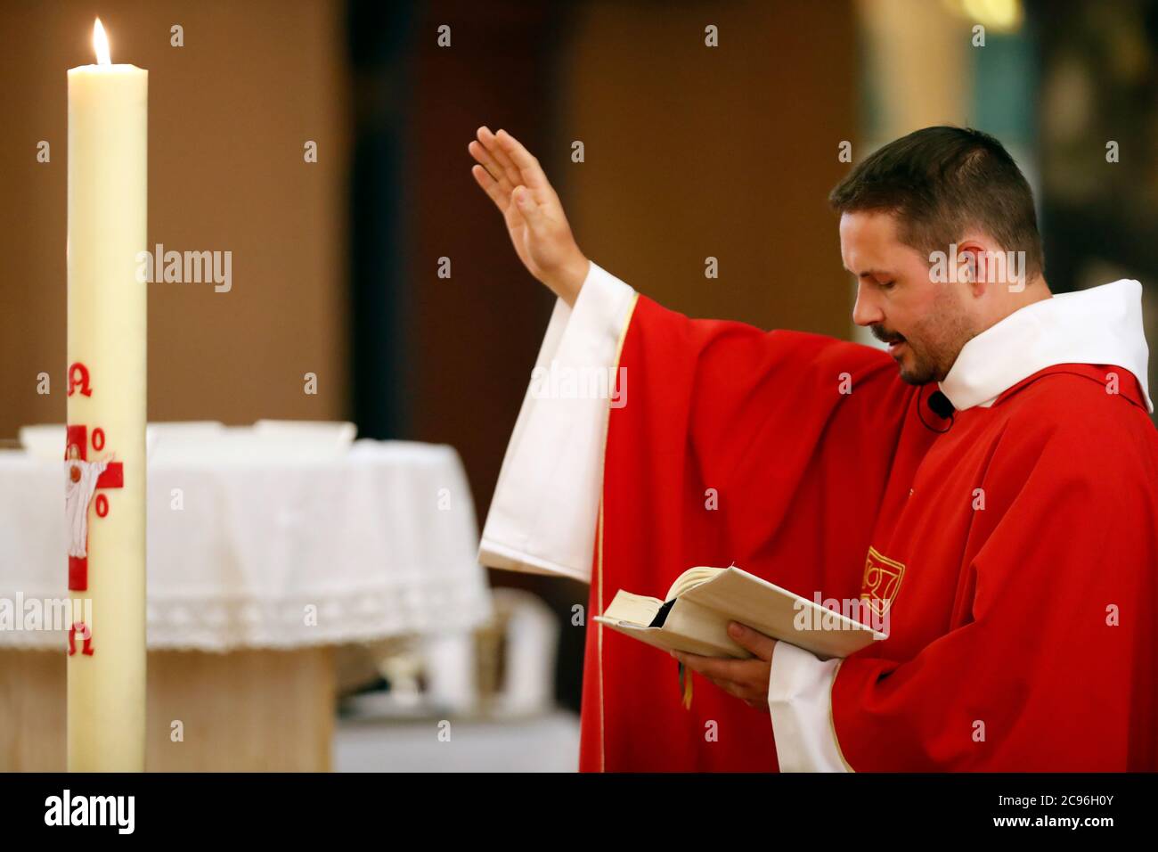 Coronvarius epidemic (Covid-19). Feier der Pfingstmesse nach der Aussperrung. Entfernungsmessung. Basilika San Joseph des Fins. Annecy. Fran Stockfoto