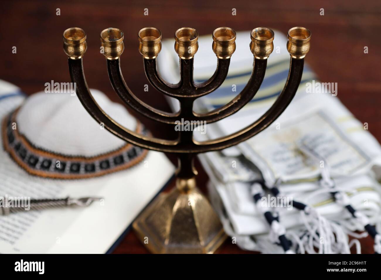 Menorah, Sylver yad, Tallit, Kippah und Torah. Jüdische Symbole. Frankreich. Stockfoto