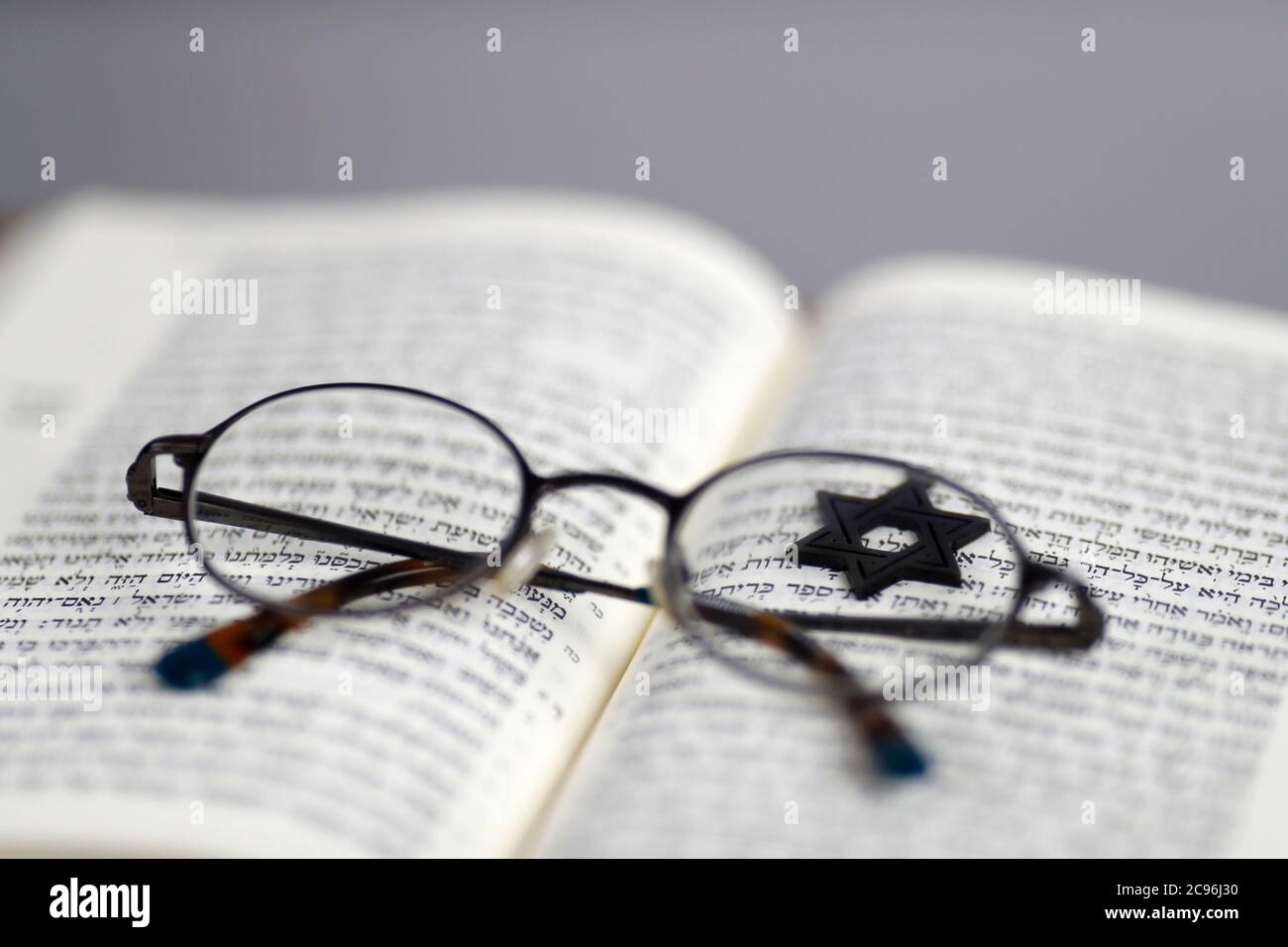 Open Torah, Davidstern und Brille. Frankreich. Stockfoto