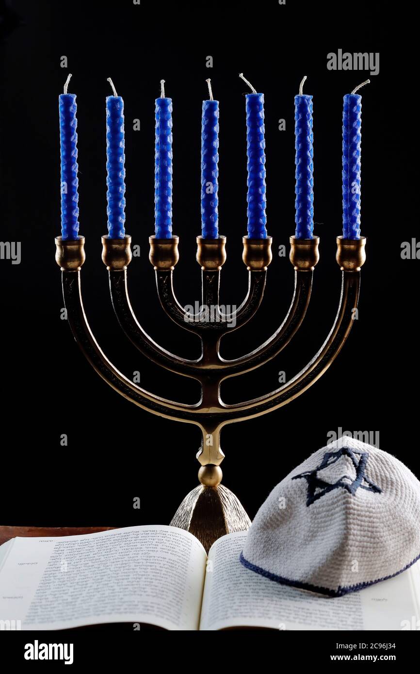 Offene Tora, Kippah, und die Menora oder sieben Lampen hebräischen Lampenständer, Symbol des Judentums seit der Antike. Frankreich. Stockfoto
