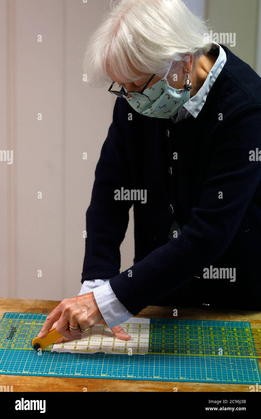 Chaville Fraternite, Verband, der Masken und medizinische Kleidung während der COVID-19 Pandemie herstellt. Frankreich. Stockfoto