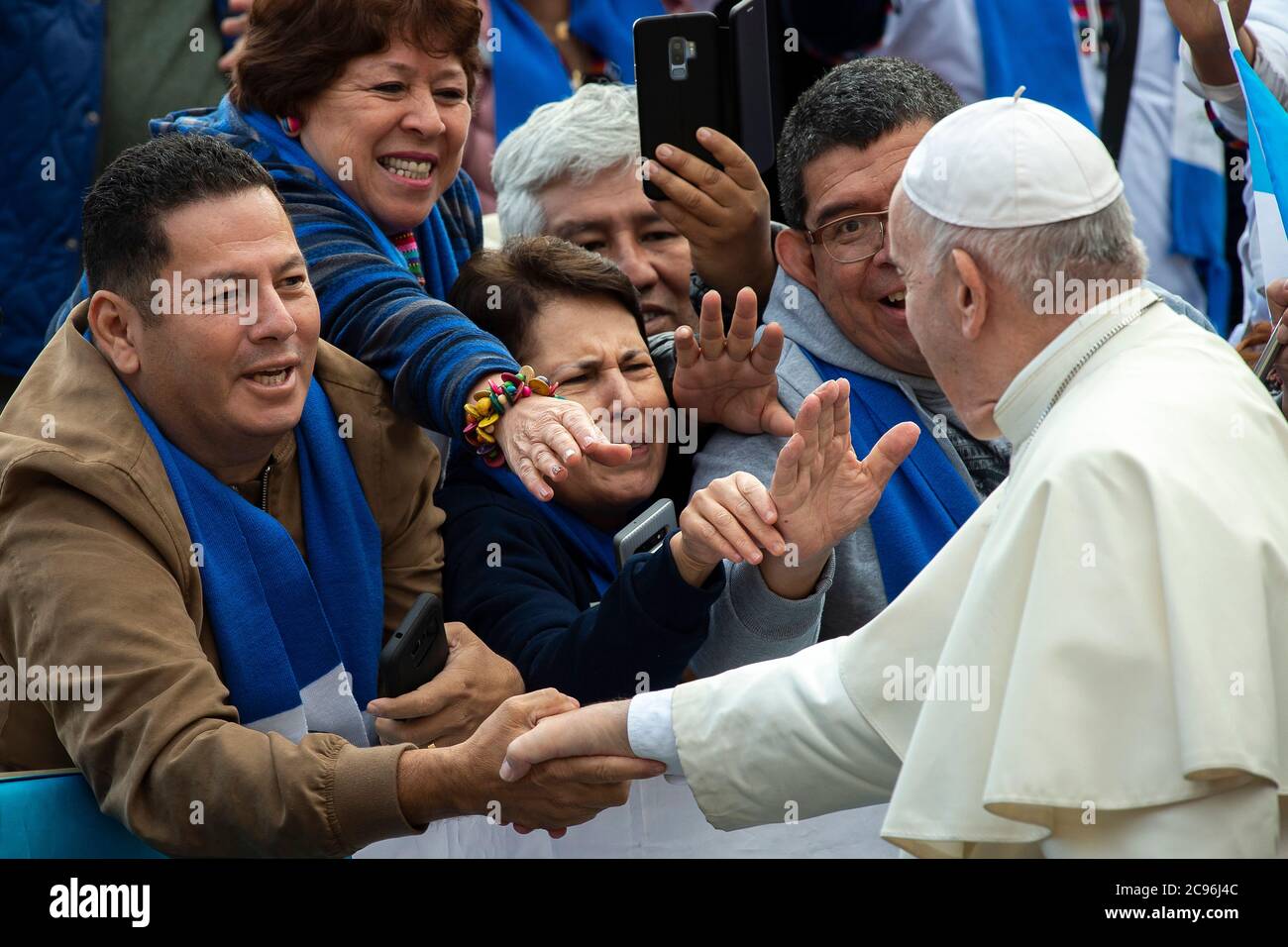 Papst Franziskus kommt für seine wöchentliche Generalaudienz auf dem Petersplatz im Vatikan. Stockfoto