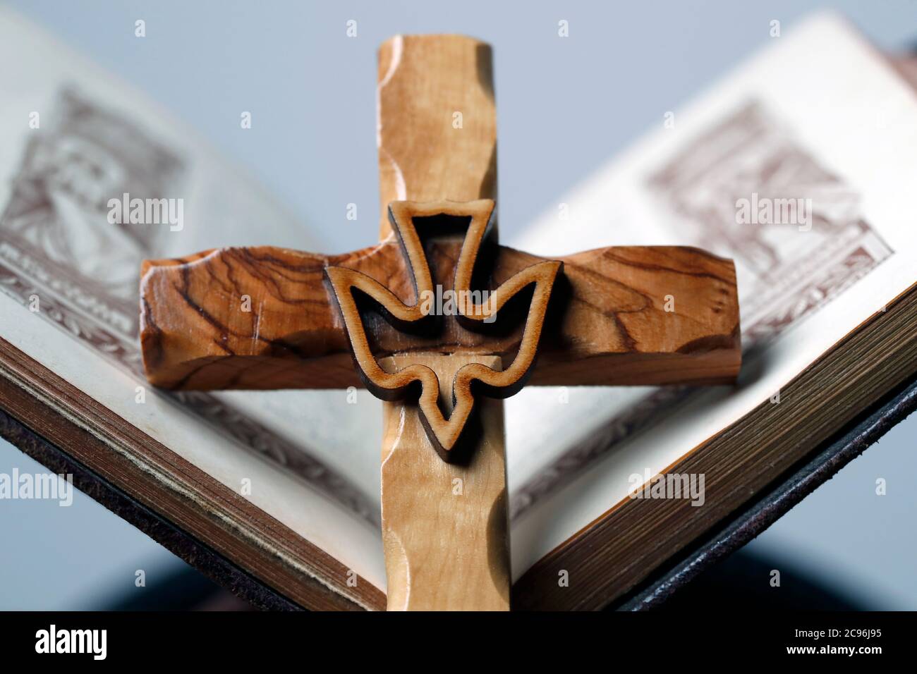 Holzkreuz und katholisches Missal. Frankreich. Stockfoto