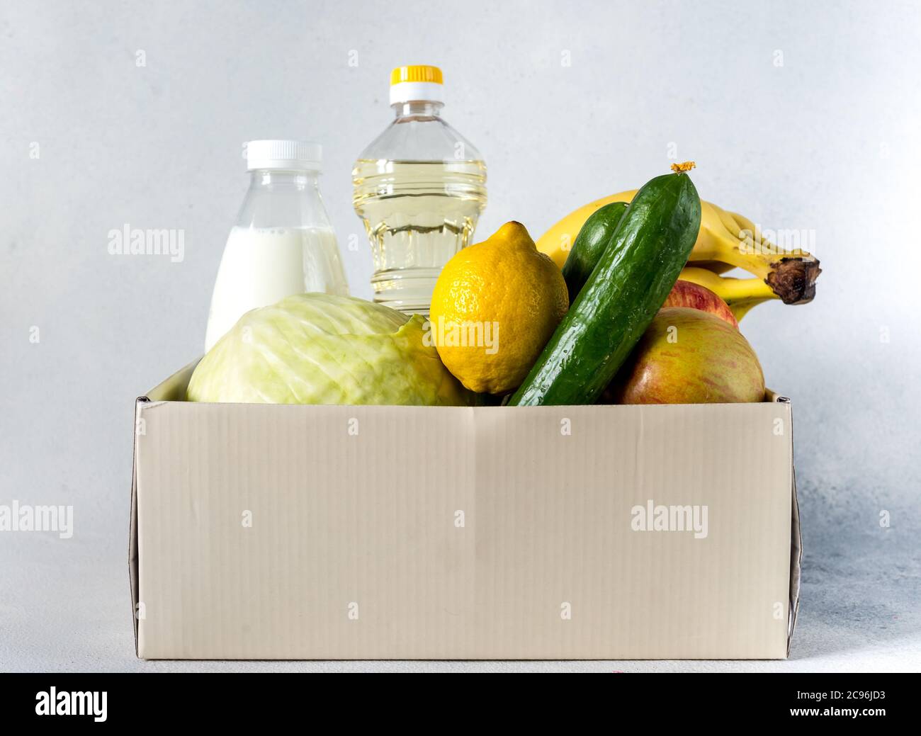 Food Delivery Box Spende Food Spende Konzept. Spendenbox mit Gemüse, Obst und anderen Lebensmitteln für Menschen Stockfoto