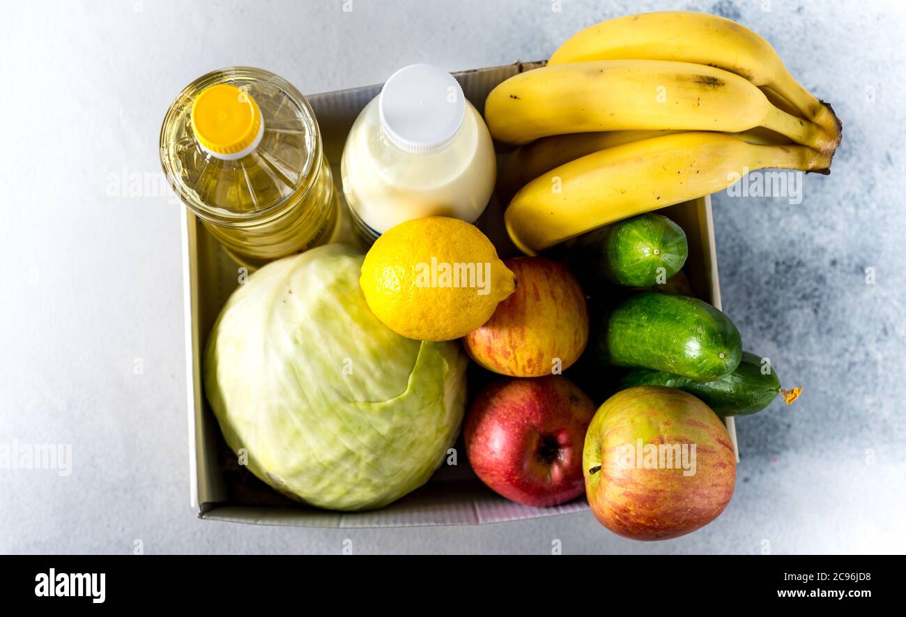 Food Delivery Box Spende Food Spende Konzept. Spendenbox mit Gemüse, Obst und anderen Lebensmitteln für Menschen Stockfoto