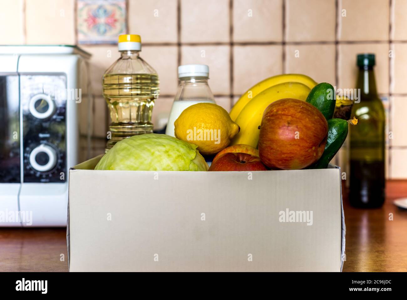 Food Delivery Box Spende Food Spende Konzept. Spendenbox mit Gemüse, Obst und anderen Lebensmitteln für Menschen Stockfoto
