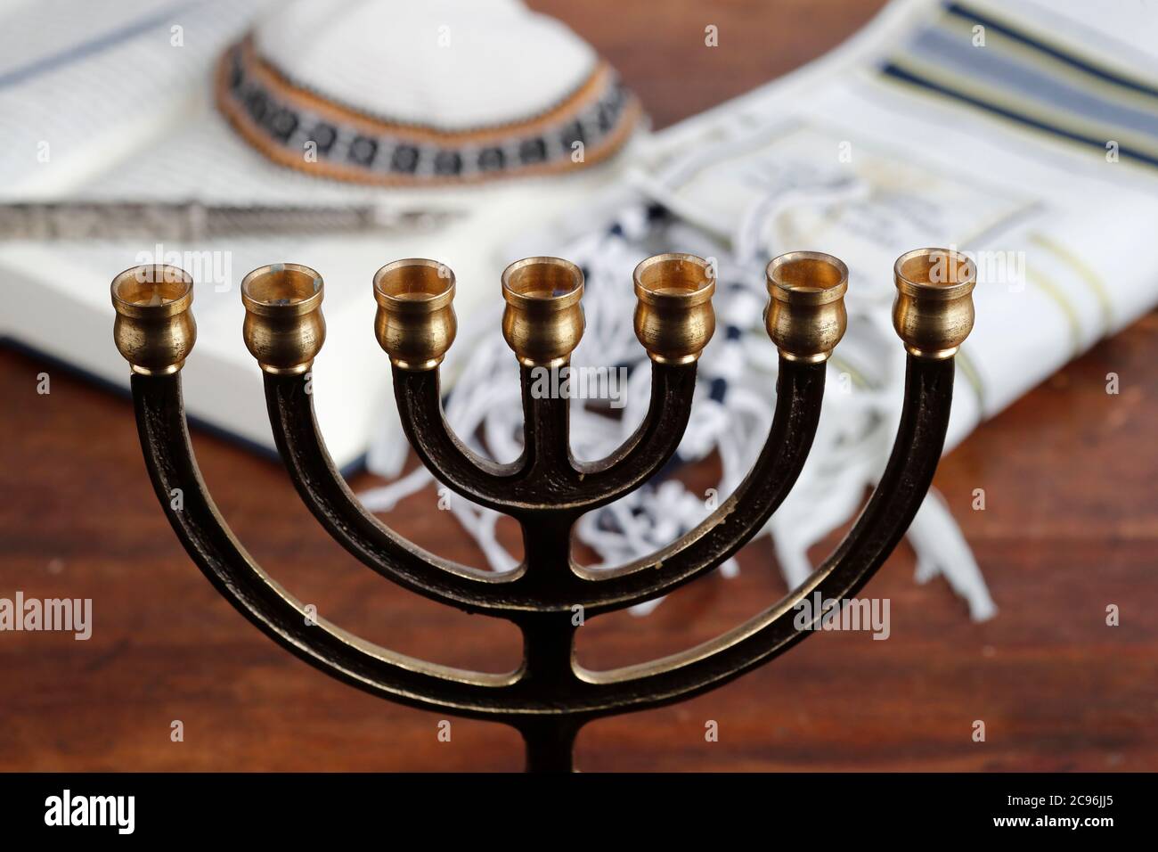 Menorah, Sylver yad, Tallit, Kippah und Torah. Jüdische Symbole. Frankreich. Stockfoto