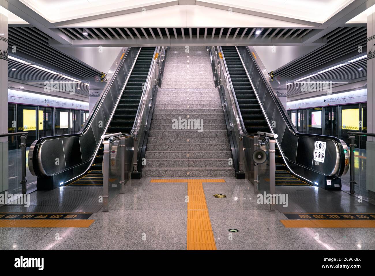 Die leere U-Bahn-Station wegen Coronavirus. Stockfoto