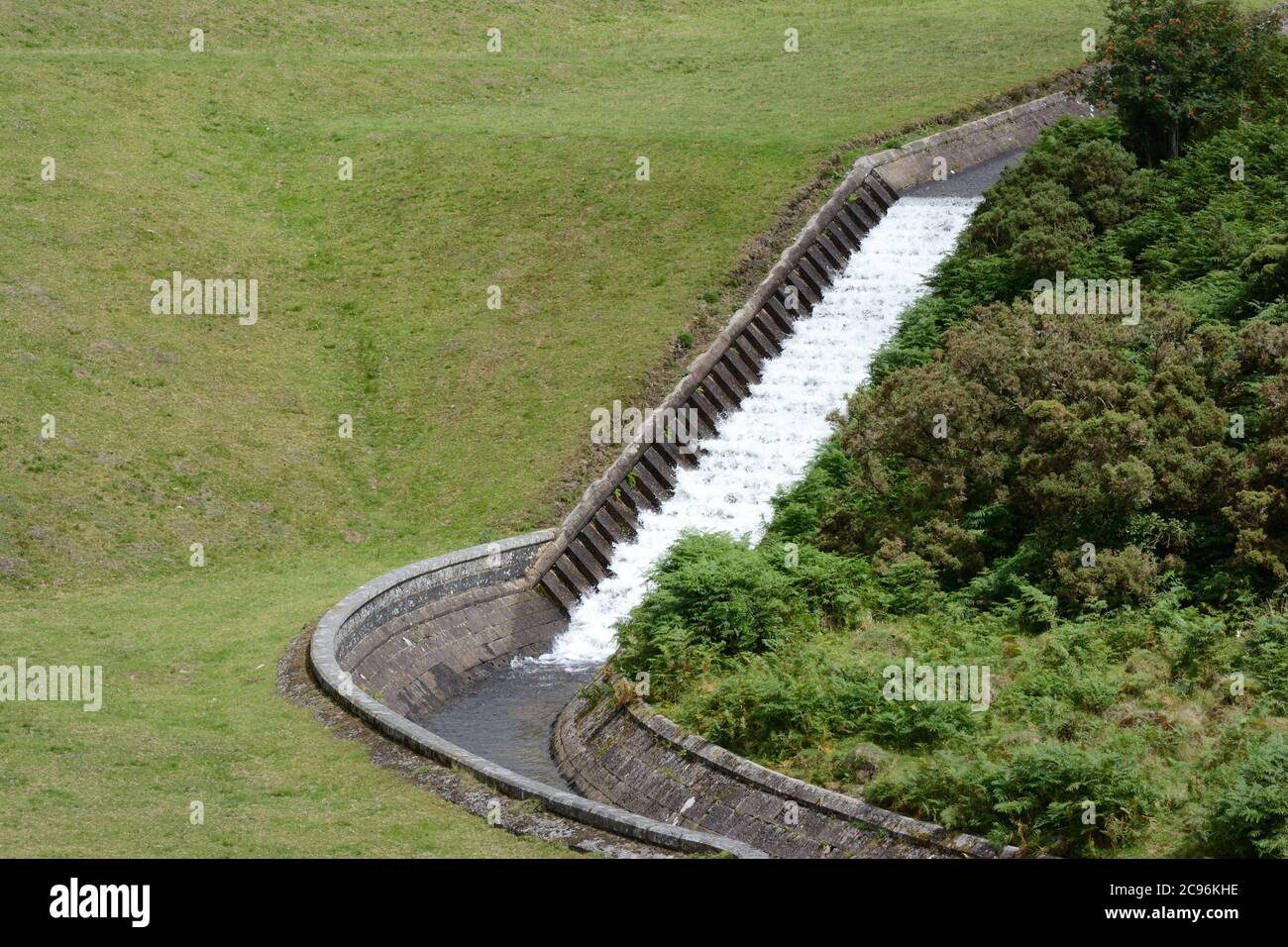 Auslauf am Upper Lliw Valley Reservoir Felindre Swansea Wales Großbritannien Stockfoto