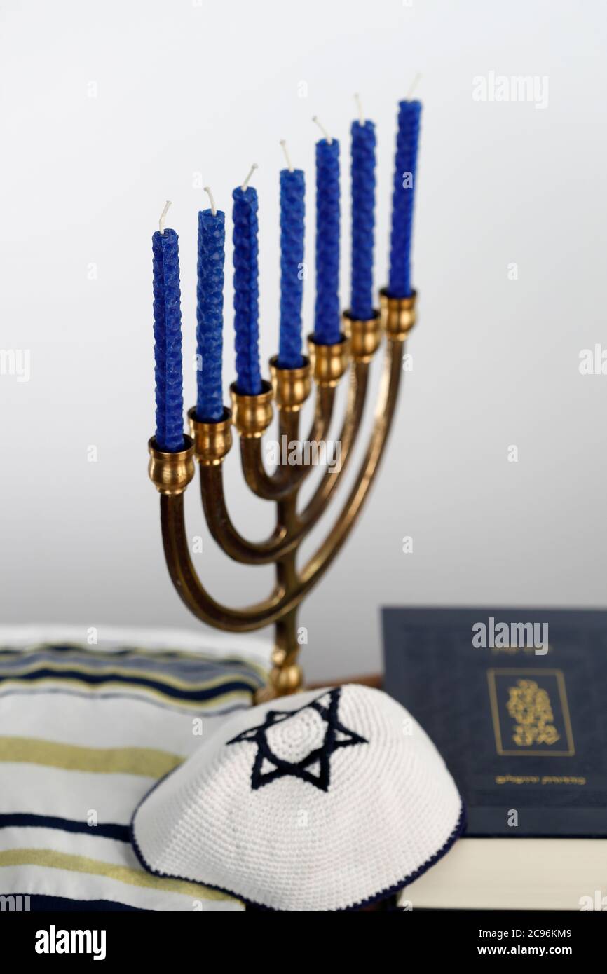 Menorah, Tallit, Kippah und Thora. Jüdische Symbole. Frankreich. Stockfoto