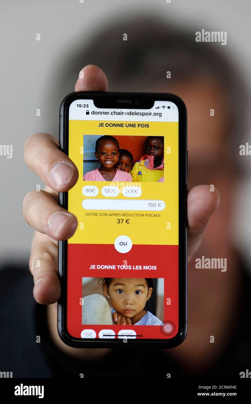 Fundraising auf einem Smartphone für die Kette der Hoffnung. Französische NGO. Frankreich. Stockfoto