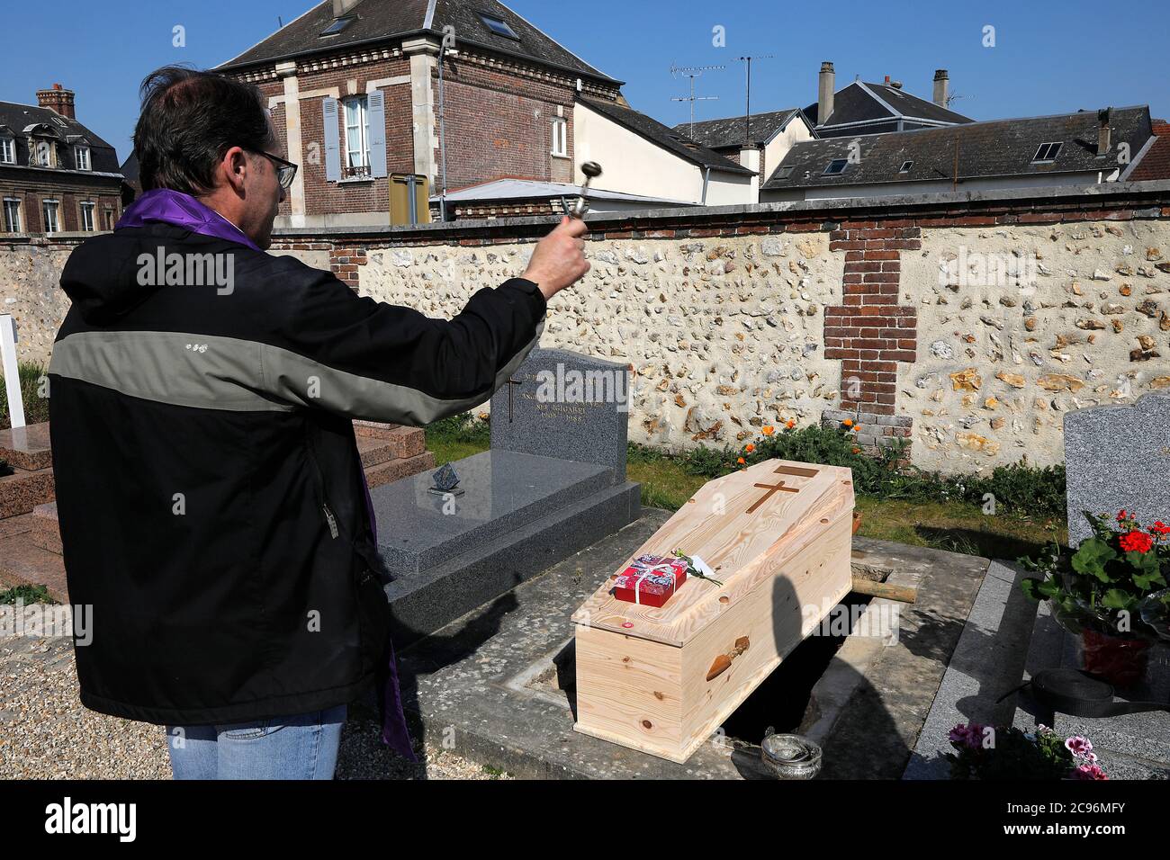 Beerdigung auf dem Friedhof Evreux, Frankreich während der COVID-19 Epidemie. Stockfoto