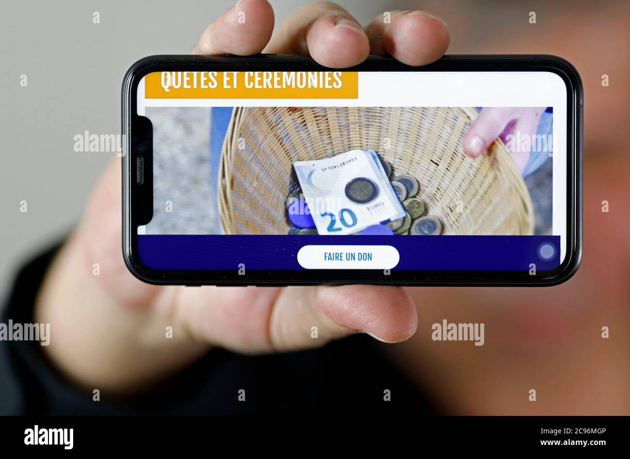 Fundraising auf einem Smartphone für die katholische Kirche. Frankreich. Stockfoto