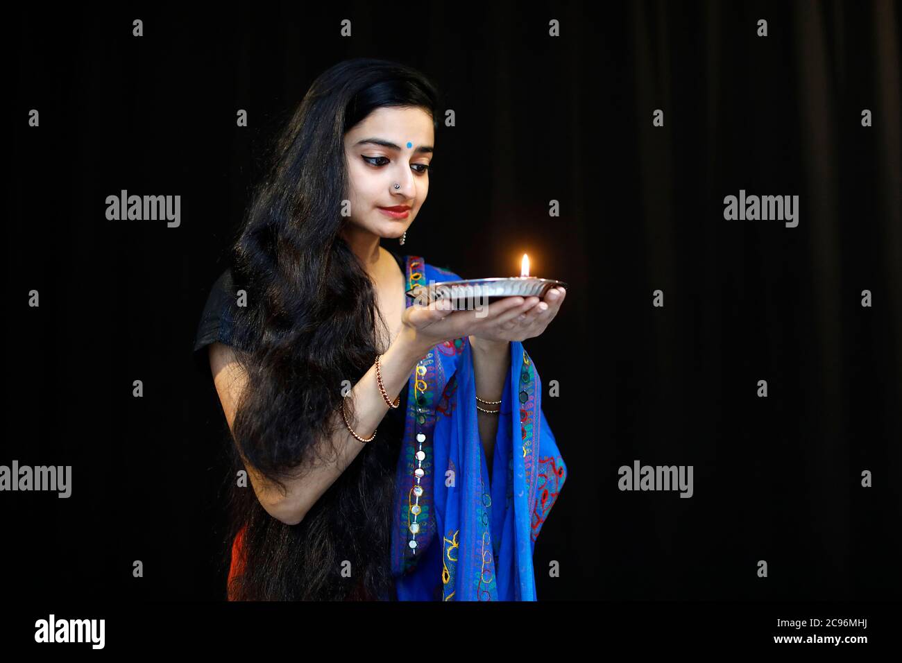 Indische Tänzerin mit Diwali Tablett Paris, Frankreich. Stockfoto