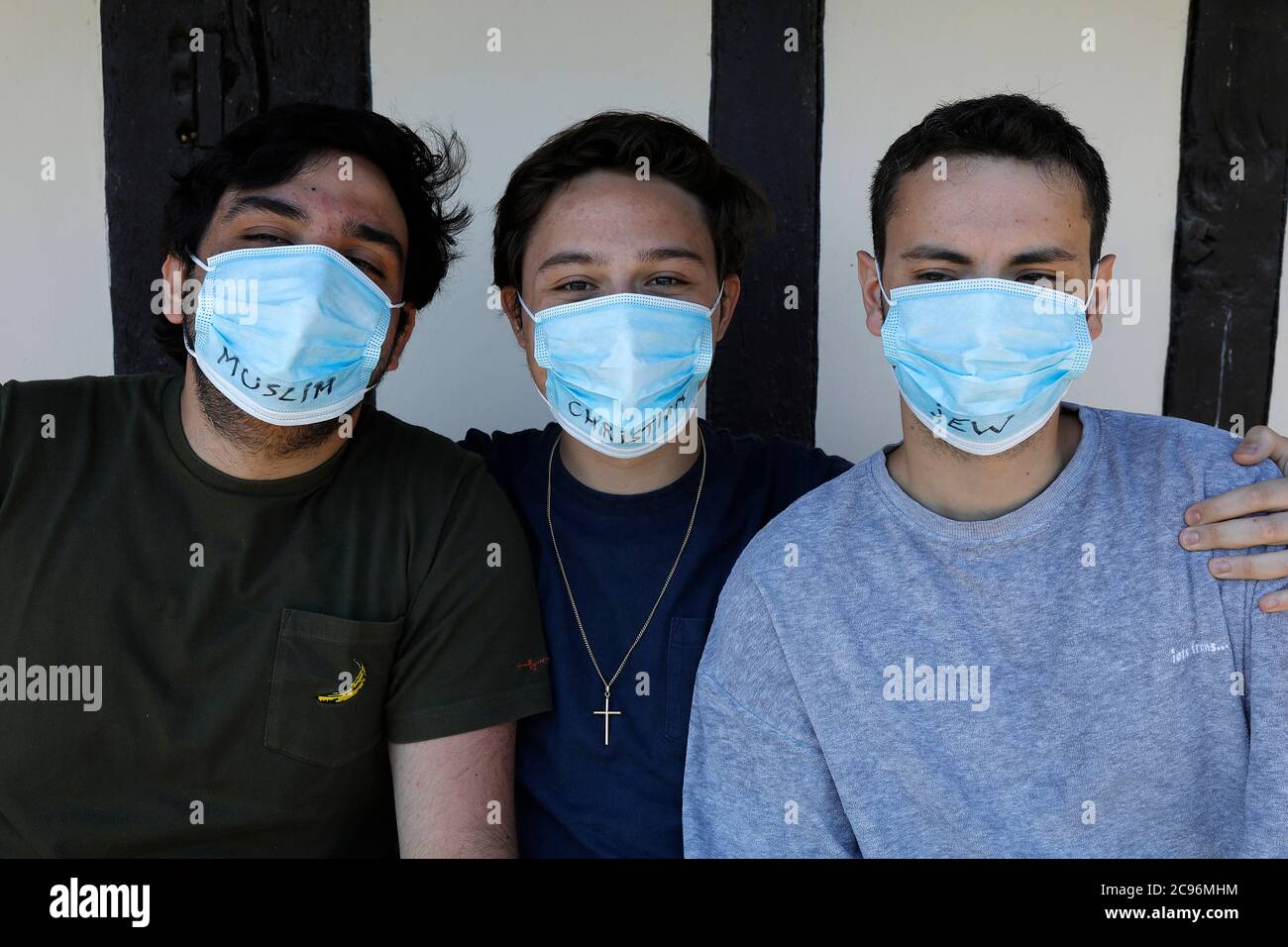 Junger muslimischer, christlicher und jüdischer Mann mit Schutzmasken in Frankreich. Stockfoto Junger muslimischer, christlicher und jüdischer Mann mit Schutzmasken in Frankreich. Stockfoto