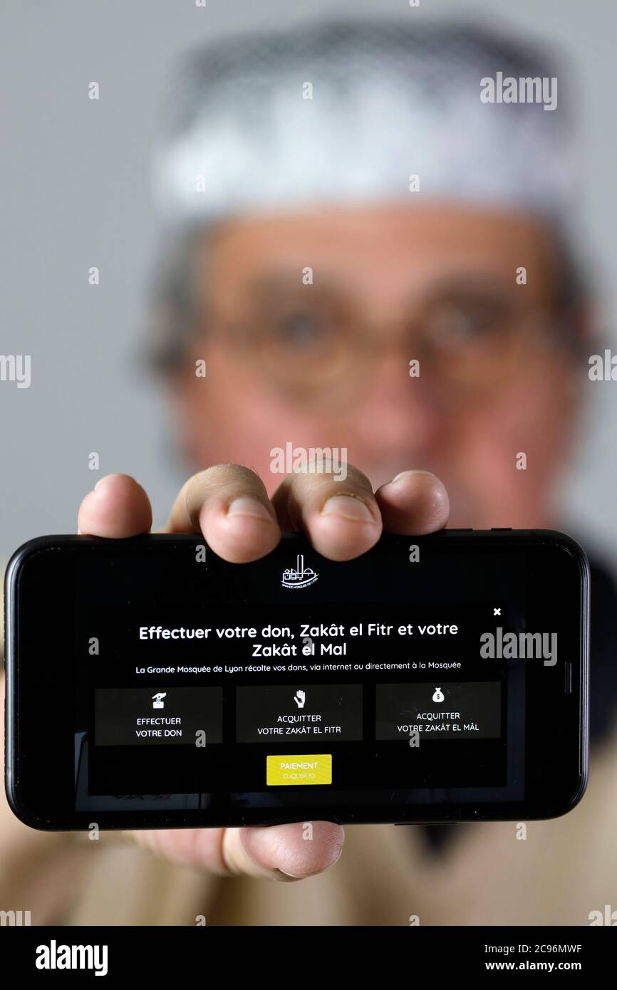 Nahaufnahme auf einem Smartphone. Zakat (Almosen) ist die dritte Säule des Islam. Frankreich. Stockfoto